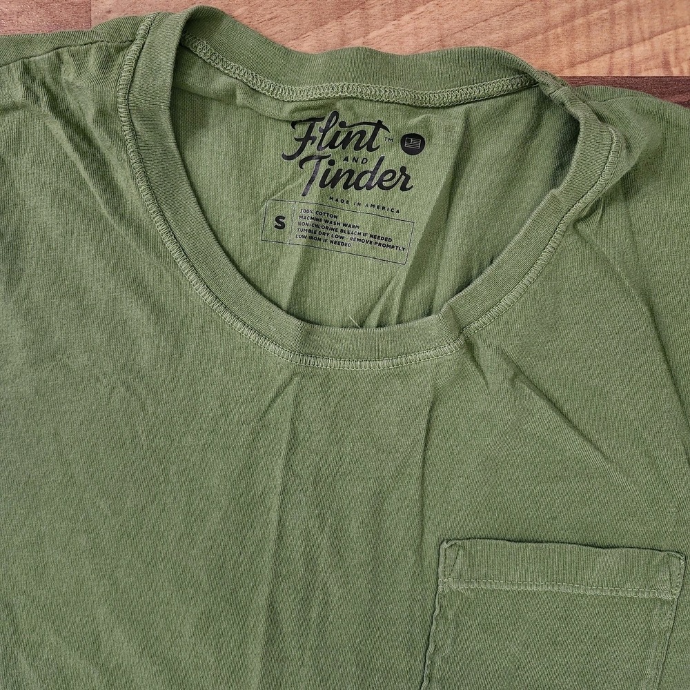 Flint & Tinder Mens Army Green Pocket T-Shirt Size Small Essential Cotton Tee